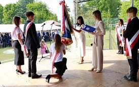 Ślubowanie uczni&oacute;w na sztandar