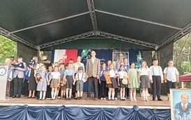 Przy dźwiękach pieśni pt. Korczak - serce dla dzieci