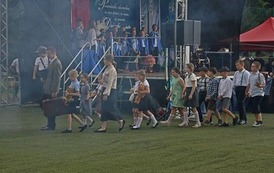 Poch&oacute;d dzieci do pociągu w ostatnią podr&oacute;ż