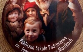 Plakietka ukazująca Korczaka z dziećmi