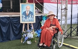 Pani Marianna Jadwiga Kotlarz z podarowanym obrazem Janusza Korczaka