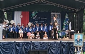 Korczak dający wsparcie dziecku, kt&oacute;re boi się