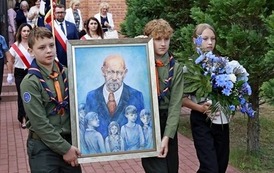 Harcerze niosący obraz Janusza Korczaka
