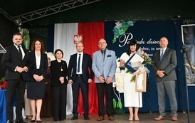 Gratulacje w imieniu władz powiatu staszowskiego przekazyje Wicestarosta Staszowski pan Leszek Guzal wraz z radnymi