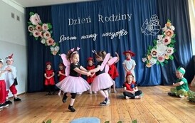 Występ taneczny dziewczynek z grupy Słoneczka.