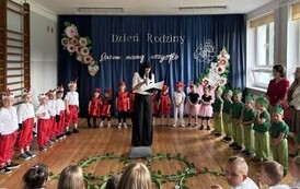 Pani Dyrektor otwiera uroczystość i składa Rodzicom życzenia.