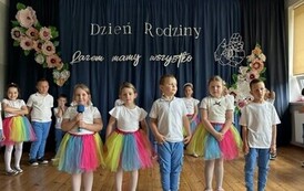 Mali artyści z grupy Motylki podczas recytacji wierszy.