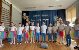 Grupa Motylki z zaangażowaniem prezentuje występ dla Rodzic&oacute;w.