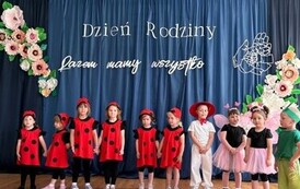 Dzieci z grupy Słoneczka śpiewają piosenkę.