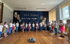 Dzieci z grupy Motylki śpiewają piosenkę dla Rodzic&oacute;w.