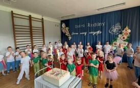 Dzieci śpiewają Sto lat dla Rodzic&oacute;w.