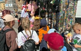 Uczniowie klas I&ndash;III kupują pamiątki na krakowskich kramach.