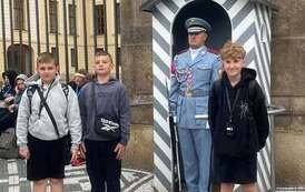 Chłopcy czekają na zmianę warty przed Zamkiem Praskim