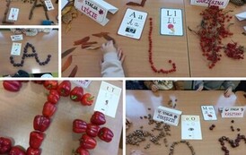 Dzieci układały litery z materiał&oacute;w przyrodniczych