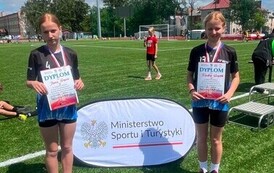 Daria i Klaudia z medalami i dyplomami