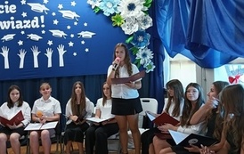 Wiktoria dziękuje nauczycielkom