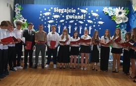 Uczniowie śpiewają piosenkę Ostatni raz z moją klasą