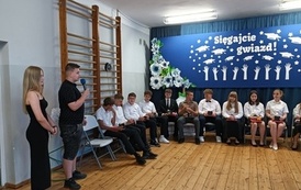 Uczniowie klasy VII żegnają starszych koleg&oacute;w