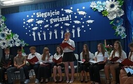 Roksana dziękuje pracownikom szkoły