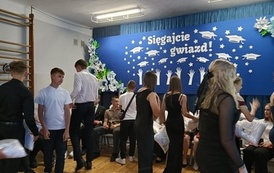 Klasa VII wręcza upominki