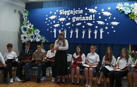 Karolina dziękuje nauczycielkom