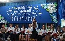 Gabriela dziękuje wychowawczyni z młodszych klas