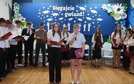 Dziewczęta śpiewają piosenkę Morze wdzięczności