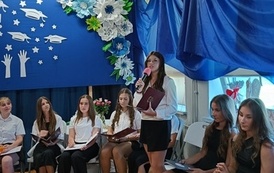 Amelia dziękuje nauczycielkom
