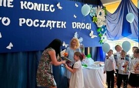 Wręczanie dyplom&oacute;w przez Panią Dyrektor