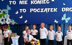Recytacja wiersza - wręczenie kwiat&oacute;w Pani Dyrektor.