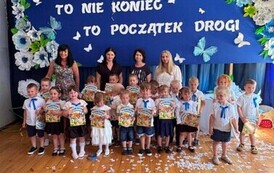 Grupa Słoneczka - zdjęcie grupowe z Panią Dyrektor.