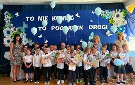 Grupa Motylki - zdjęcie grupowe z Panią Dyrektor.