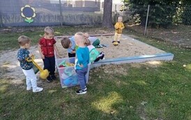 Zabawy na placu zabaw.