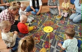 Wykonanie słoneczka z makaronu.
