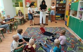 Rozdanie dyplom&oacute;w przez Panią Dyrektor.