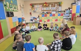 Zabawy z gumą sensoryczną.