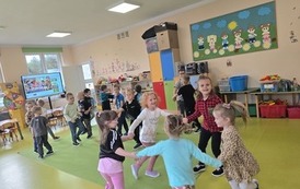 Zabawy taneczne przy muzyce.