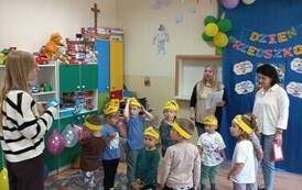 Dzieci słuchają wskaz&oacute;wek, jak odnaleźć skarb.