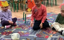 Zabawa ruchowo-matematyczna Karmimy wiewi&oacute;rkę