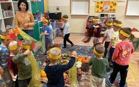 Zabawa muzyczno-ruchowa z chusteczkami do piosenki o jesieni.