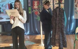 Uczennica klasy &oacute;smej zapowiada scenkę w sklepie