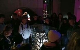 Uczniowie oglądają model kopalni