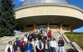 Uczestnicy wycieczki przed Planetarium Śląskim