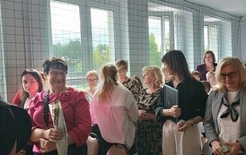 Wręczanie kwiat&oacute;w emerytowanym nauczycielom