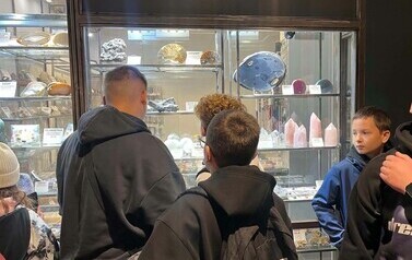 Uczniowie podziwiają eksponaty w muzeum