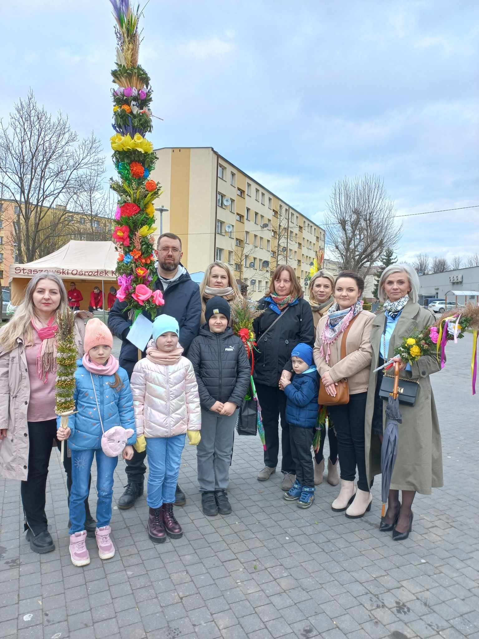 Uczniowie, rodzice i nauczyciele z palmą wielkanocną