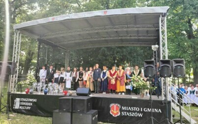 Wspólne zdjęcie uczniów biorących udział w akademii w Wiśniowej