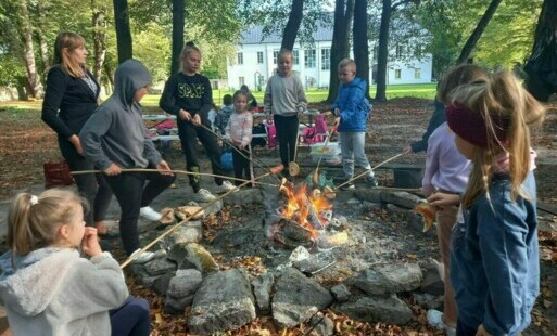 Wpólne pieczenie kiełbasek