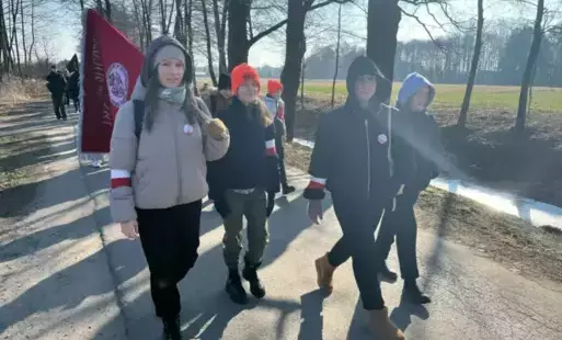 Dziewczynki z klasy VII podczas marszu Staszów-Kurozwęki