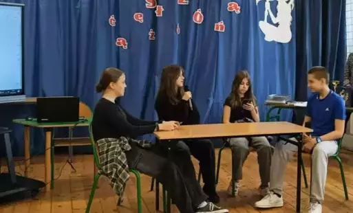 Uczniowie prezentują dialog - przykład współczesnego slangu młodzieżowego